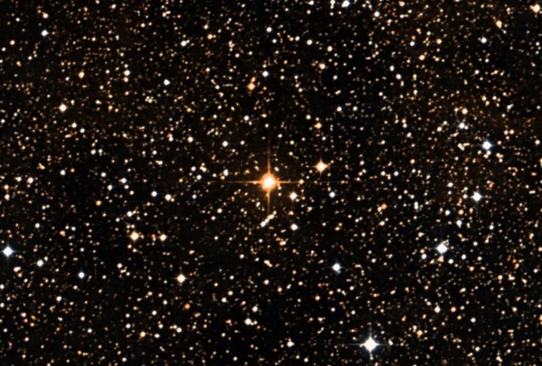 UY Scuti là ngôi sao lớn nhất trong vũ trụ được quan sát cho đến nay. Siêu sao đỏ rộng hơn Mặt trời của chúng ta 1.708 lần, với bán kính 1,2 tỷ km. Ngôi sao này nằm cách Trái đất khoảng 9.500 năm ánh sáng trong Chòm sao Scutum, xung quanh trung tâm Dải Ngân hà. Mặc dù có kích thước khổng lồ nhưng UY Scuti thực sự có nhiệt độ lạnh hơn 40% so với Mặt trời của chúng ta. 