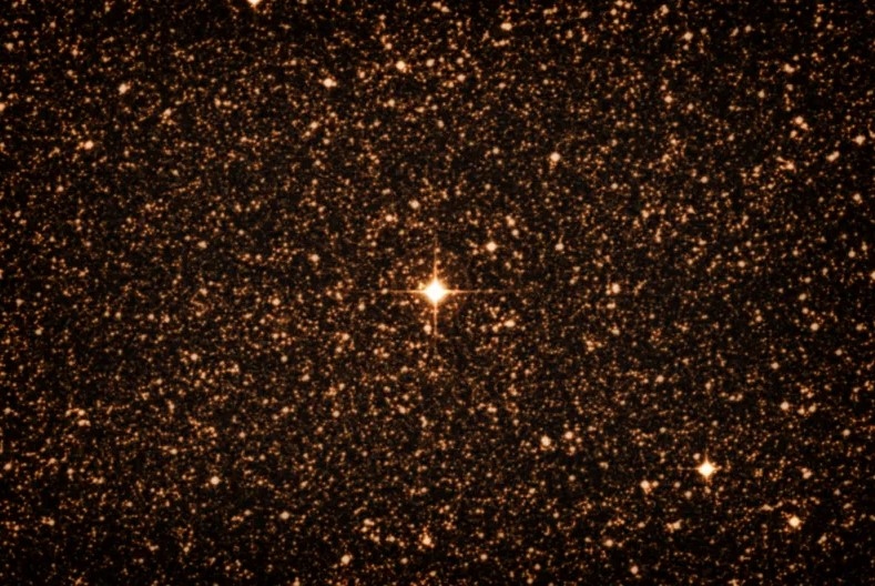 AH Scorpii là một ngôi sao siêu khổng lồ màu đỏ được tìm thấy trong chòm sao Scorpius. Mặc dù có kích thước gấp 1.411 lần Mặt trời của chúng ta nhưng ngôi sao này có nhiệt độ mát hơn nhiều.