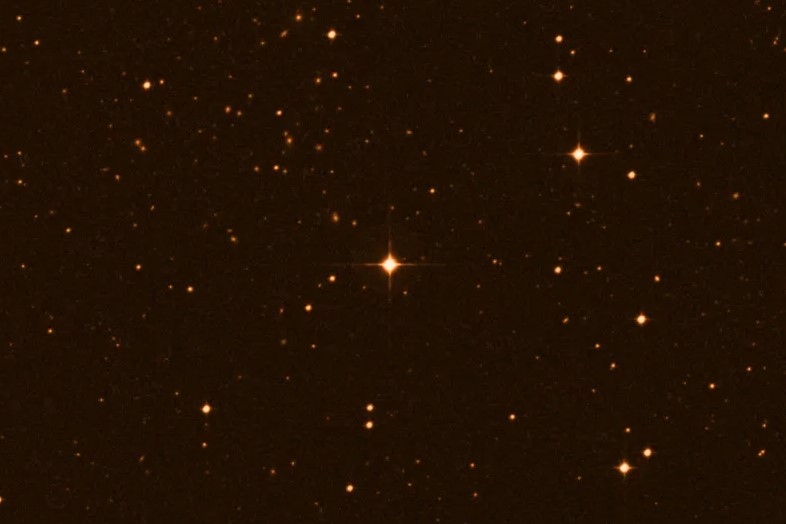 Không có nhiều thông tin về ngôi sao có tên HD 12463, nhưng nó được ước tính có kích thước gấp 1.420 lần Mặt trời của chúng ta. Nó nằm trong Đám mây Magellan Lớn, cách chúng ta khoảng 163.000 năm ánh sáng.