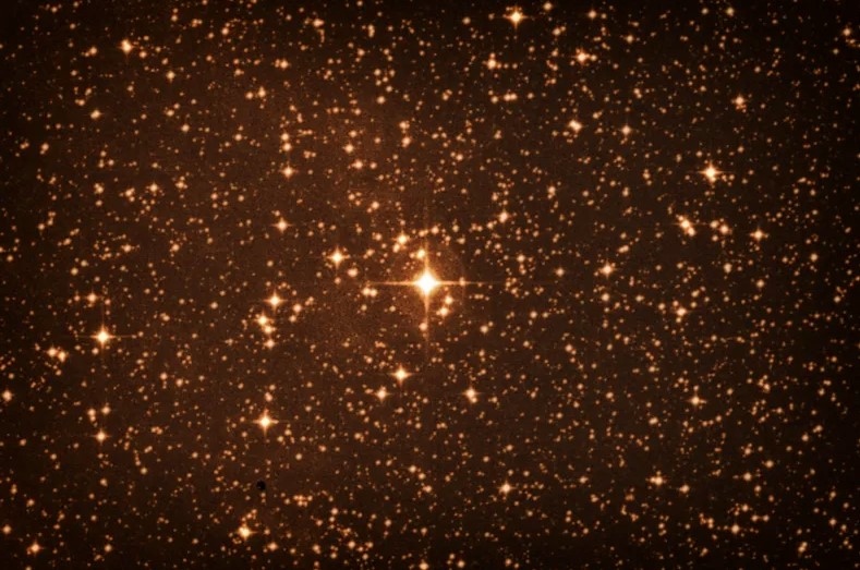 VY Canis Majoris là một ngôi sao siêu khổng lồ giàu oxy, có kích thước gấp 1.420 lần Mặt trời của chúng ta. Nó lớn đến mức ngay cả khi di chuyển với tốc độ ánh sáng, bạn cũng phải mất sáu giờ để di chuyển quanh bề mặt của nó (sẽ chỉ mất 14,5 giây nếu bạn thử làm điều này với Mặt trời của chúng ta). Nó cũng cực kỳ sáng, sáng hơn Mặt trời khoảng 300.000 đến 500.000 lần.