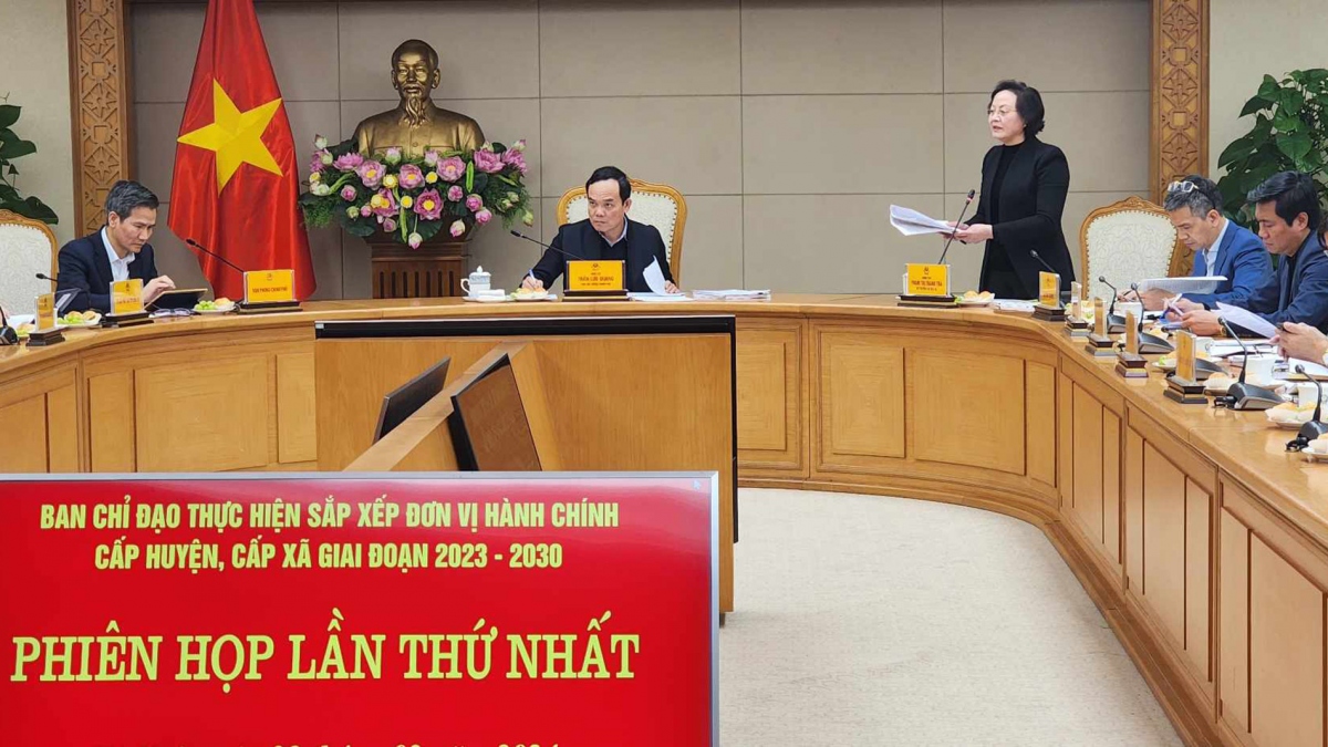 Bộ trưởng Nội vụ Phạm Thị Thanh Trà báo cáo tại phiên họp. Ảnh: Thu Hằng