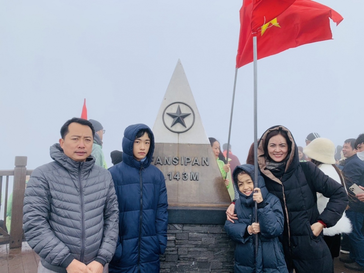 Mt. Fansipan peak proves to be an ideal destination in which tourists can take photos.
