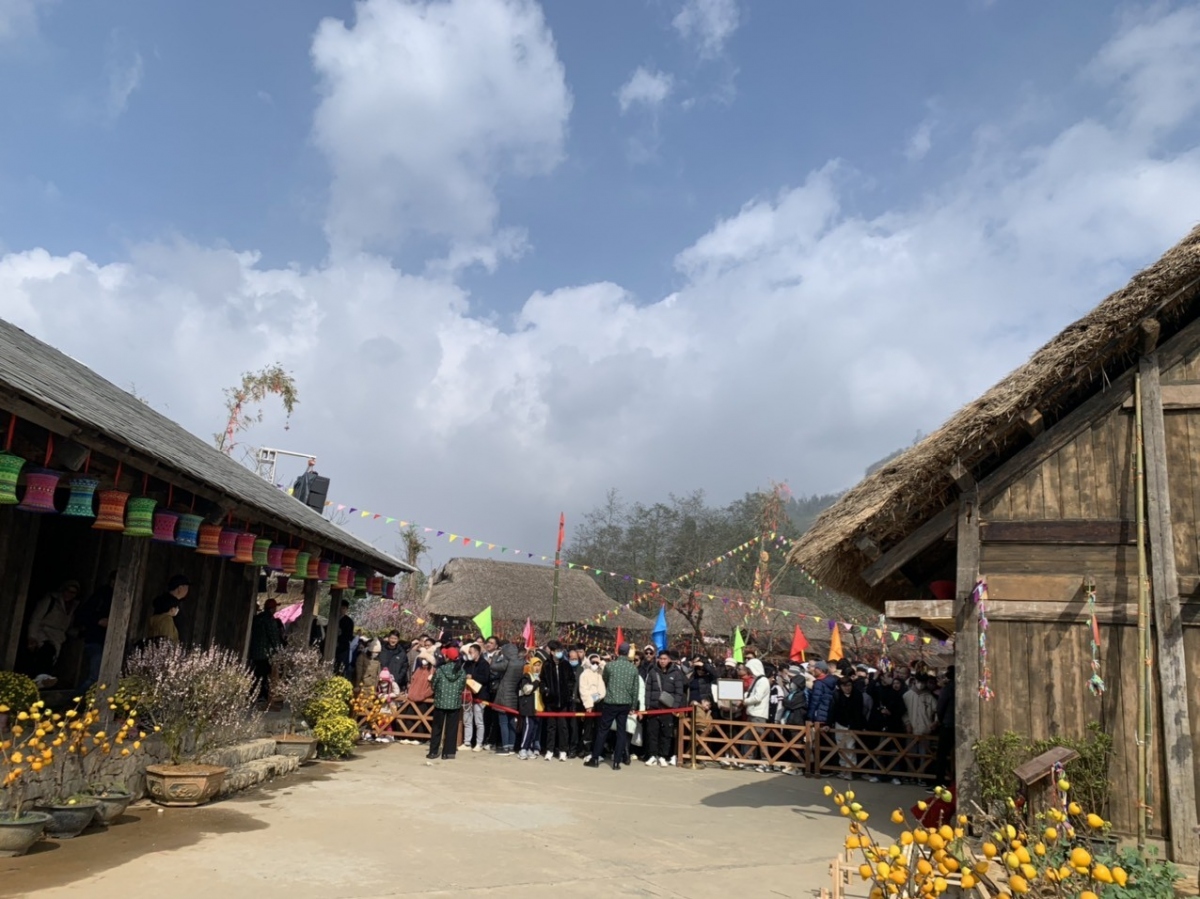 After enjoying a series of folk games, tourists wait for the cable cars which then take them to the highest mountain peak in Vietnam.
