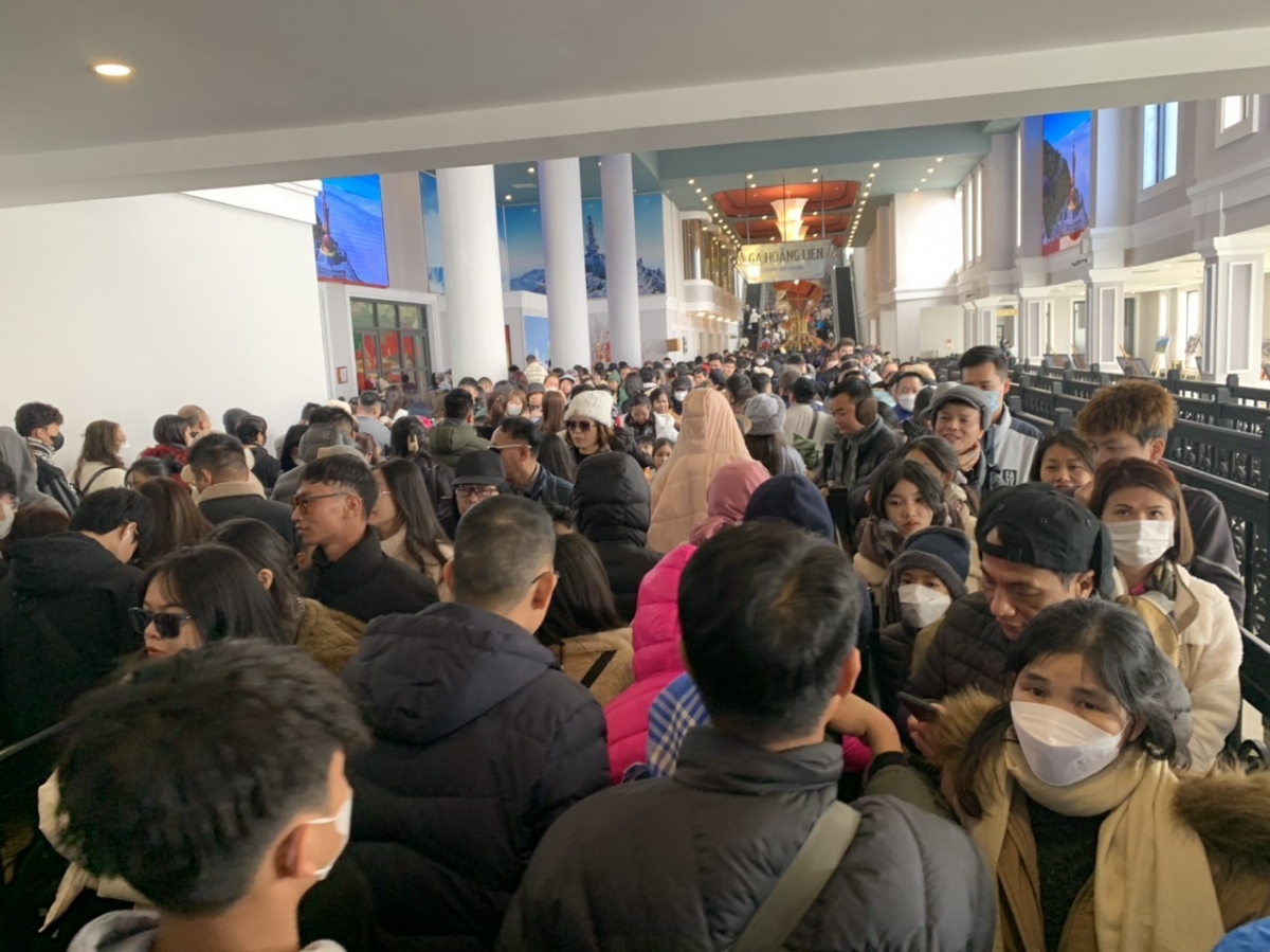 Tourists are offered the chance to partake in activities at the spiritual complex on Mount Fansipan, which is considered to be the roof of Indochina.