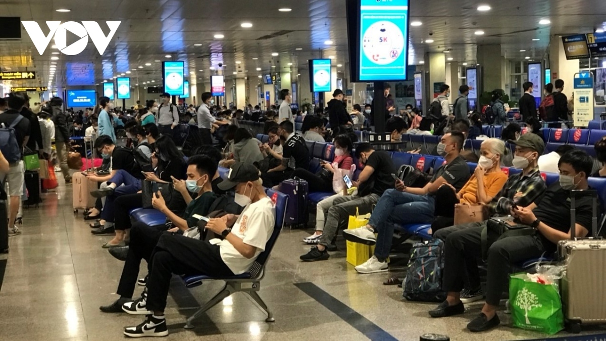 Trong dịp cao điểm tết Nguyên đán 2024, lượng hành khách qua Cảng HKQT Tân Sơn Nhất luôn đông đúc, có những khung giờ lên tới 48 chuyến bay.