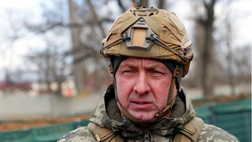 Trung tướng Oleksandr Pavliuk thăm các vị trí chiến đấu trên chiến trường vùng Donetsk -
Ảnh: Reuters
