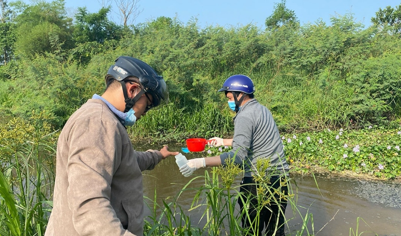 Cơ quan chức năng lấy mẫu gửi đi phân tích