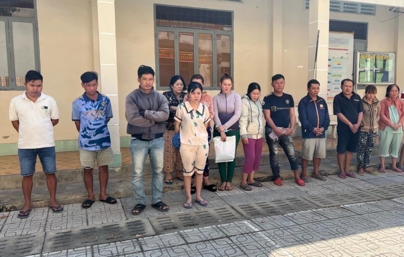 Các đối tượng tổ chức đánh bạc và đánh bạc bị bắt giữ tại cơ quan Công an. (Ảnh: TTXVN phát)