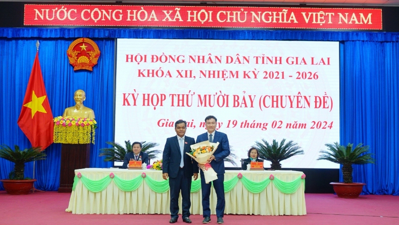 Ông Nguyễn Tuấn Anh (bên phải) được Bí thư Tỉnh uỷ, Chủ tịch HĐND  tỉnh Gia Lai Hồ Văn Niên tặng hoa chúc mừng. (Ảnh: Nguyễn Thảo).