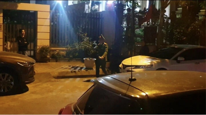 Lực lượng công an khám xét nhà riêng của ông Đỗ Hữu Ca ở phường Đằng Lâm (Hải An, Hải Phòng) vào đêm 18/2/2023.