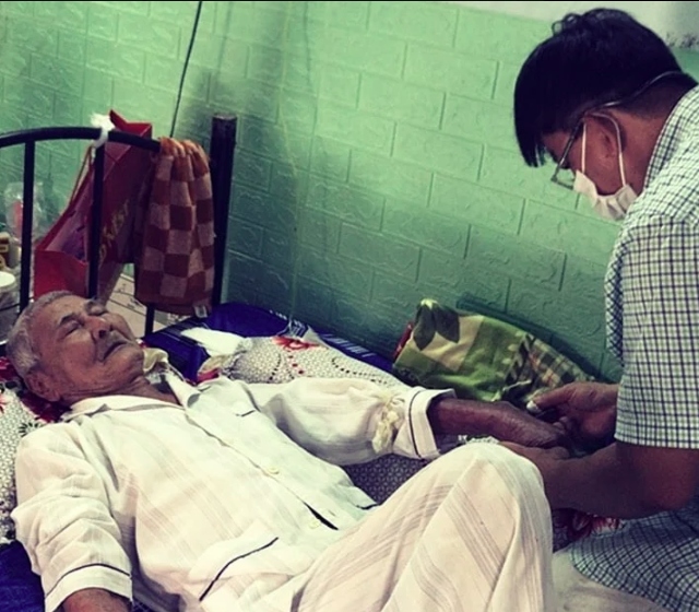 Người dân gọi ông với cái tên thân thương "Bác sĩ khám dạo"