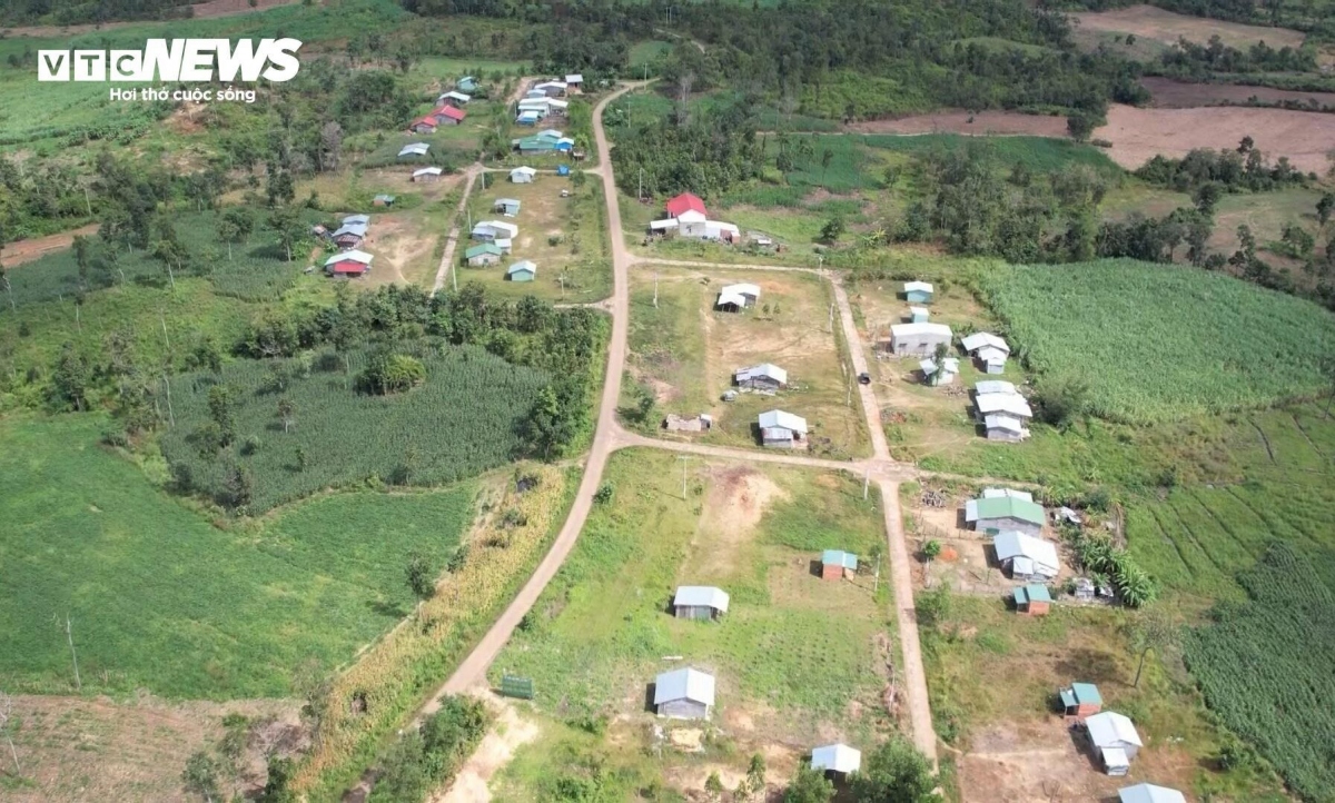Năm 2018, UBND huyện Kông Chro  triển khai Dự án ổn định dân di cư tự do tại làng Lơ Bơ với kinh phí hơn 3 tỷ đồng. 43 hộ dân khu tái định cư được hỗ trợ 10 triệu đồng/hộ cho chi phí ban đầu để xây dựng, di dời nhà cửa.