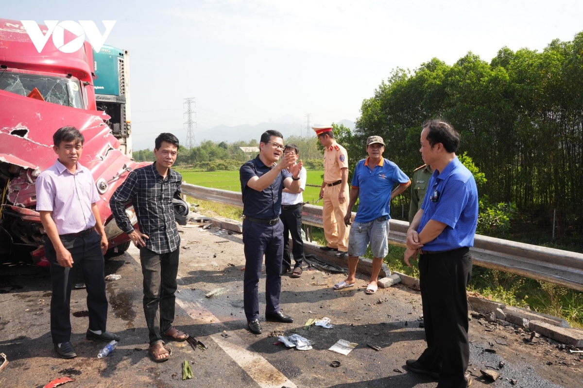 Ông Hoàng Hải Minh, Phó Chủ tịch UBND tỉnh Thừa Thiên Huế (áo đen) chỉ đạo khắc phục tại hiện trường vụ tai nạn