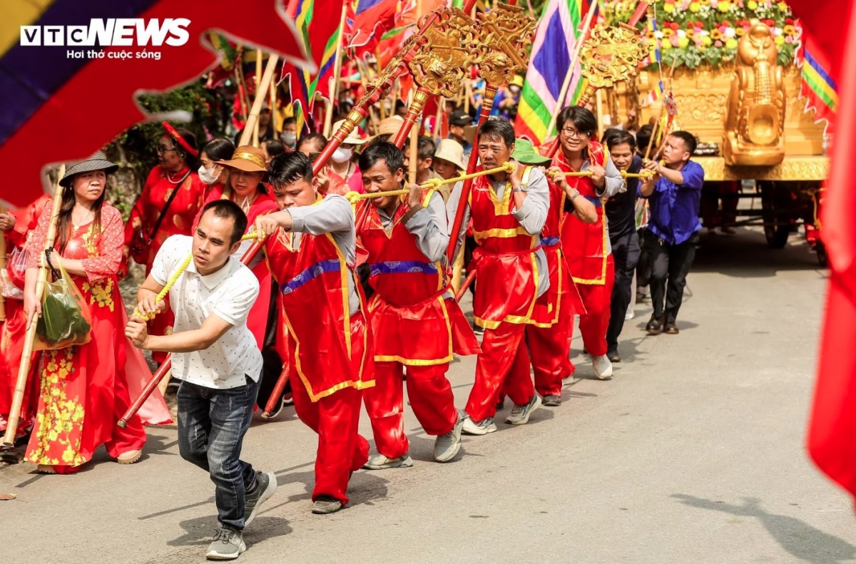 Many people take part in water procession ceremony from Tam Chuc Lake to Ngoc Pagoda.