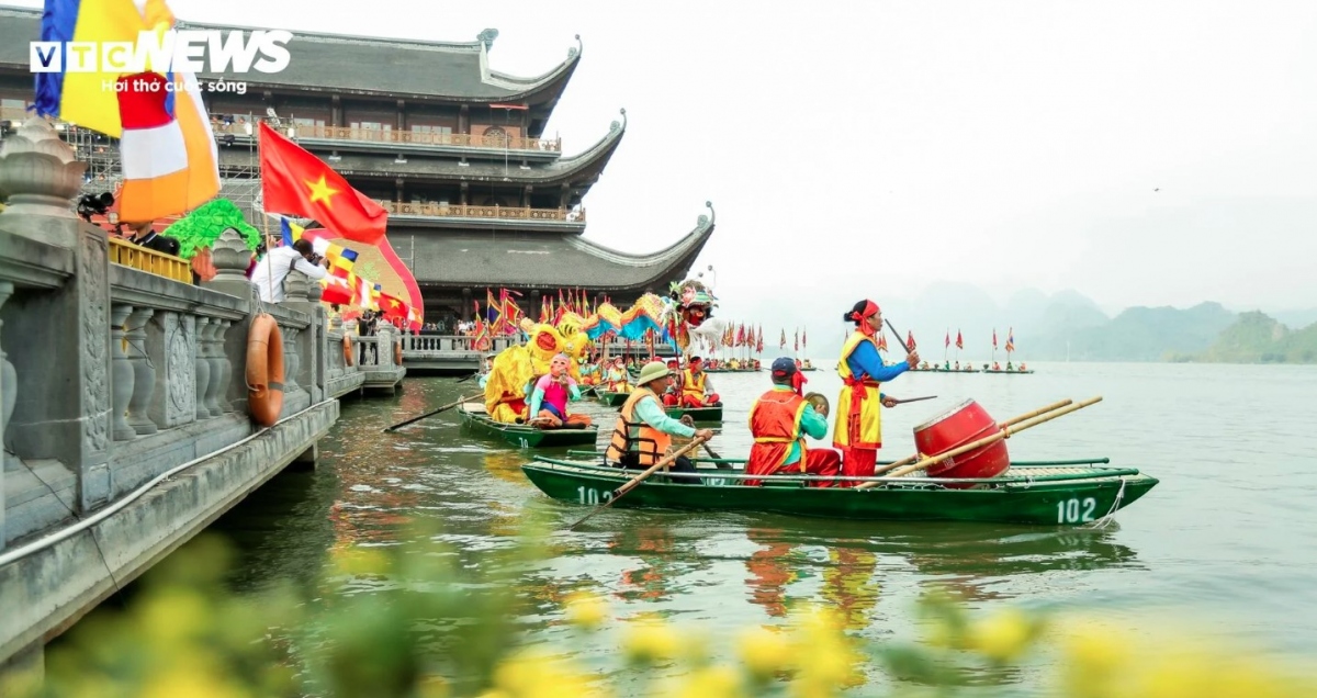 A drum beating ceremony kicks off the Tam Chuc pagoda festival.