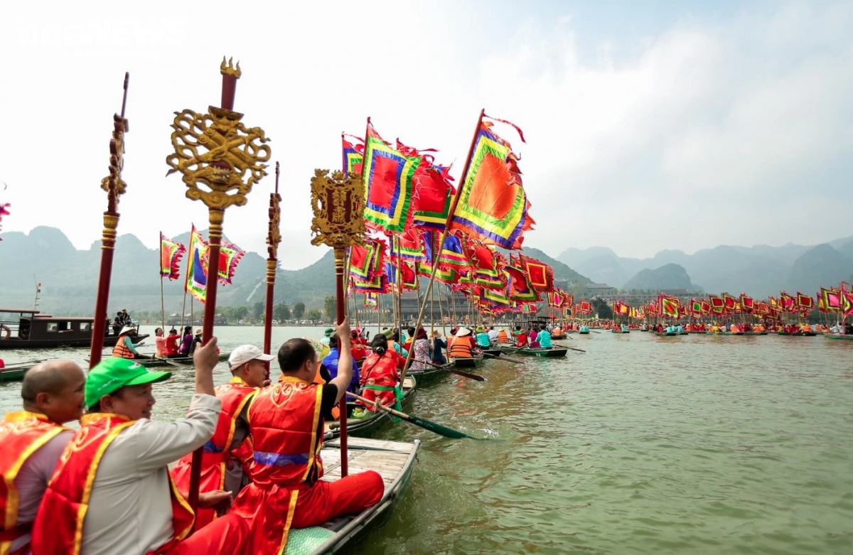 A water procession is held immediately after the conclusion of the drum beating ceremony.