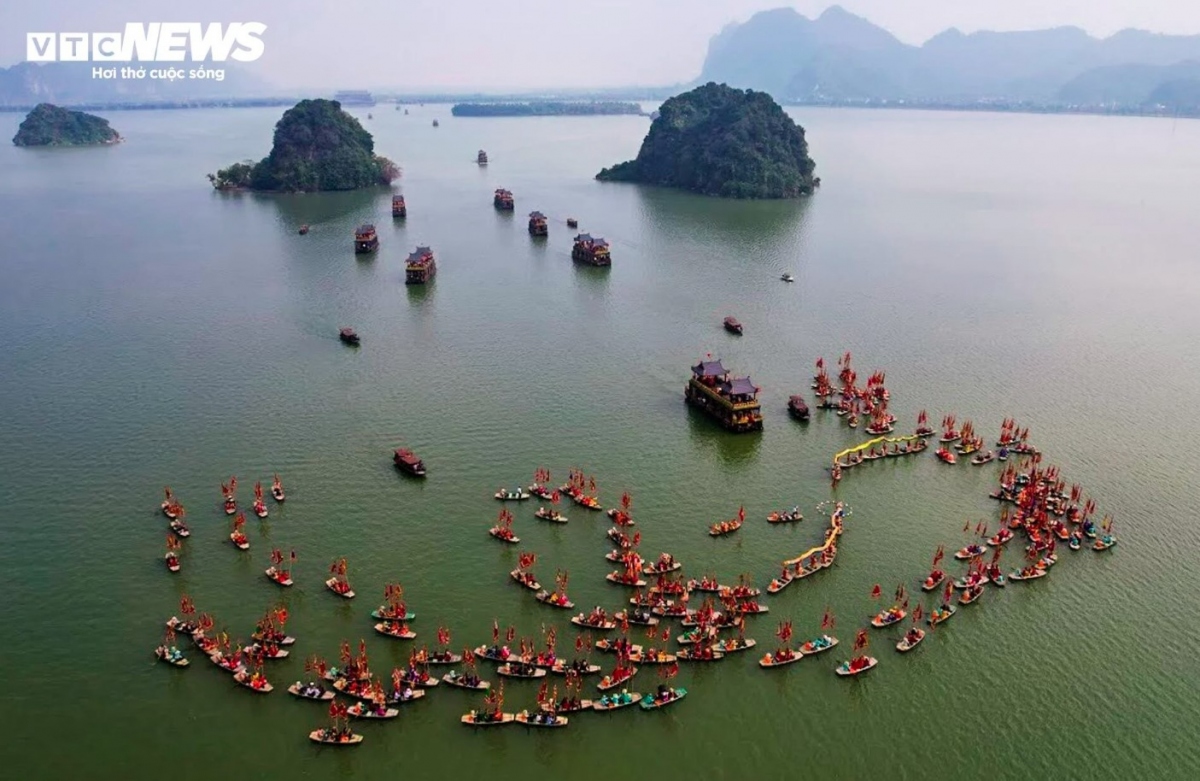 As many as seven big boats and 200 small boats carrying nearly 500 people partake in the festival.