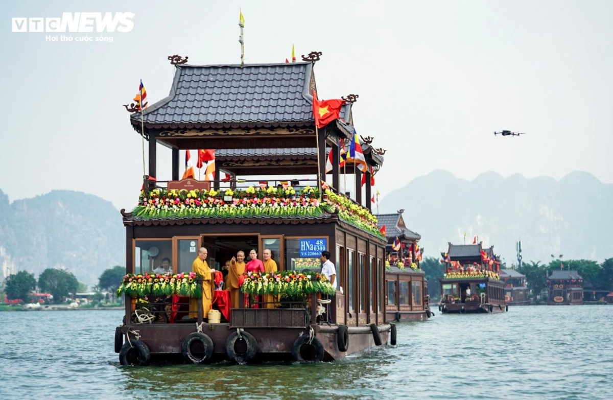 The main rituals held during the opening ceremony include a water procession from Tam Chuc Lake to Ngoc Pagoda to pay tribute to Buddha, Genies, and the Mother Goddess. This is along with prayers for a bumper harvest and favourable weather conditions, as well as incense offerings to pray for peace and happiness around the country.