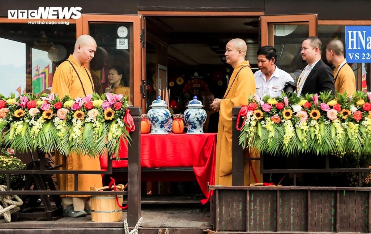 Under the chair of Most Venerable Thich Thanh Nhieu, the opening ceremony takes place with the ritual of water procession to pray for peace for the country, good weather, and a bumper harvest.