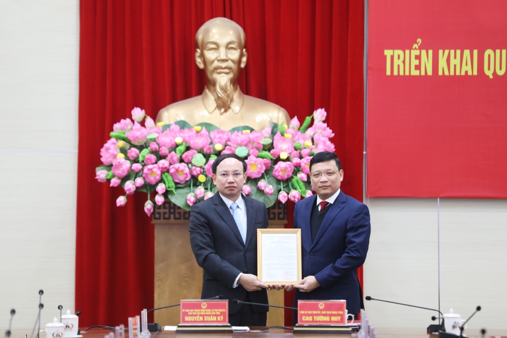 Bí thư Tỉnh ủy, Chủ tịch HĐND tỉnh Quảng Ninh Nguyễn Xuân Ký trao quyết định cho ông Nghiêm Xuân Cường