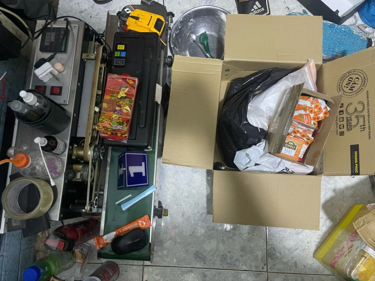 Tang vật là ma túy và dụng cụ bào chế ma túy cơ quan công an thu giữ được. (Ảnh: CACC)