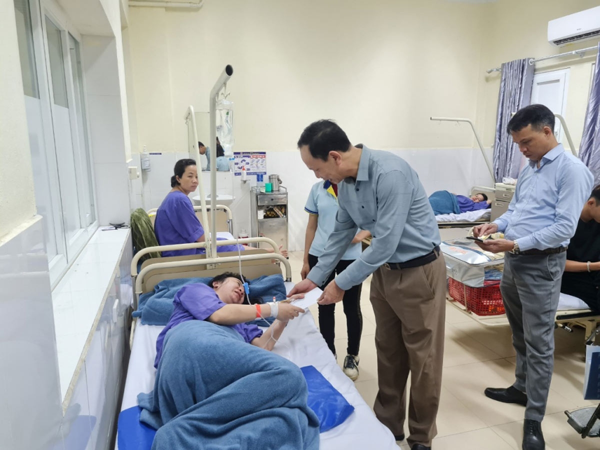 Lãnh đạo UBND TX Quảng Yên đến thăm hỏi công nhân. Ảnh: Cổng TTĐT Quảng Yên