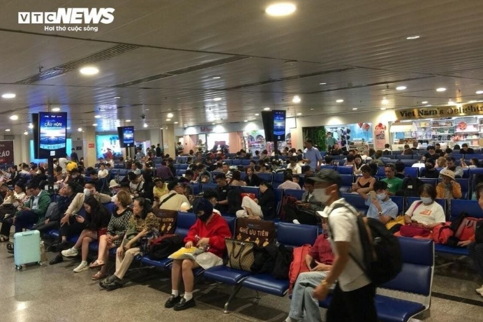 Passengers should complete check-in procedures two hours before domestic flights and three hours before international flights.
