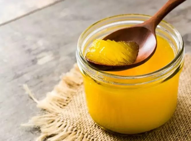 Bơ có nguồn gốc từ sữa đông sẽ không ảnh hưởng đáng kể đến mức lipid. Nó chứa chất béo lành mạnh, vitamin và chất chống oxy hóa. Sử dụng bơ sẽ nâng cao năng lượng sống của cơ thể. Bơ được khuyên dùng cho trẻ em vì nó nuôi dưỡng và hỗ trợ sự phát triển về thể chất, tinh thần và trí tuệ ở trẻ. Ở tuổi trung niên, bơ giúp duy trì thể lực và sức mạnh. Ở tuổi già, bơ làm trẻ hóa cơ thể, làm chậm quá trình thoái hóa và cải thiện tiêu hóa và trí nhớ.