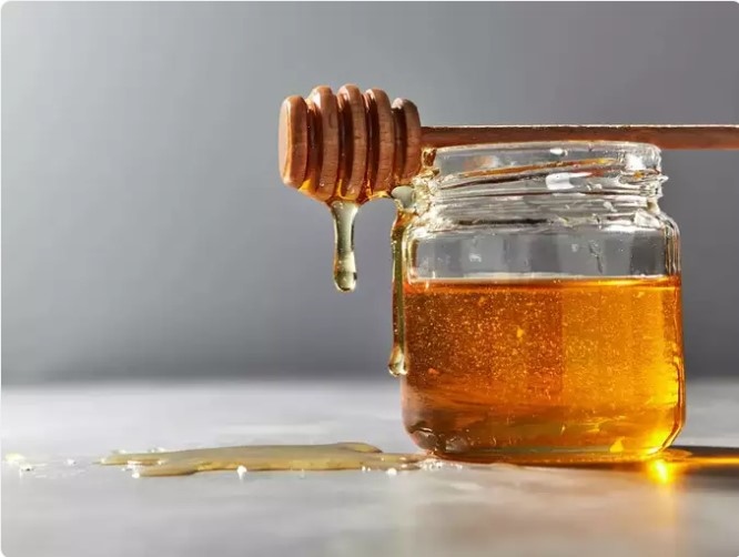Mật ong rất tốt cho mắt, làm giảm mỡ trong cơ thể. Nó rất giàu chất dinh dưỡng và chất chống oxy hóa. Ngoài ra mật ong còn có tính kháng khuẩn và mang lại nhiều lợi ích cho sức khỏe khi gặp các vấn đề như béo phì, khó thở, ho. Nó cũng được sử dụng tại chỗ để cải thiện kết cấu da, bỏng, chữa lành vết thương… Mật ong còn giúp loại bỏ độc tố khỏi cơ thể. Mật ong có chỉ số đường huyết thấp hơn so với đường nên phù hợp cho những người mắc bệnh tiểu đường.