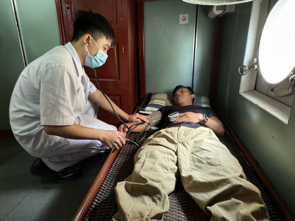 Tổ quân y tàu 408 chăm sóc sức khỏe cho các ngư dân