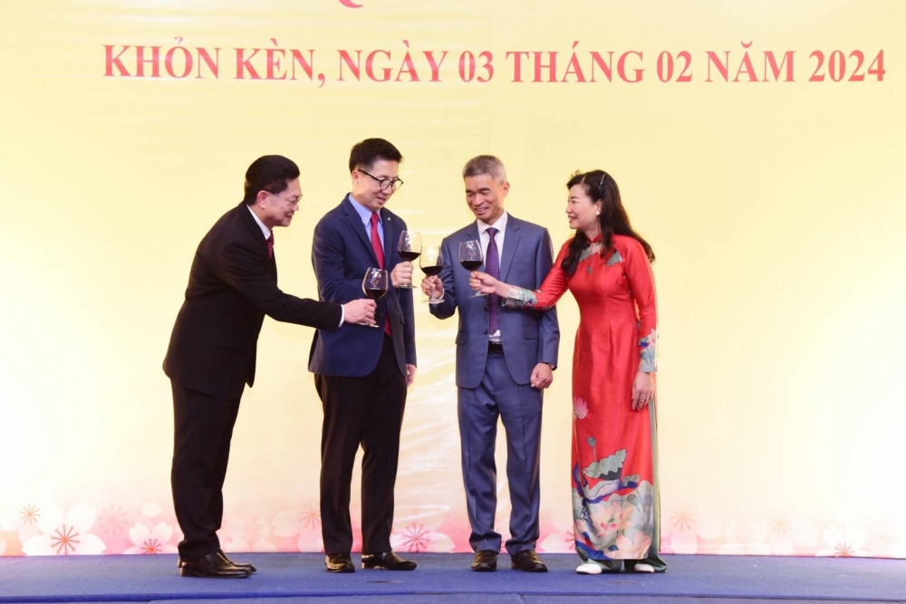 Tổng Lãnh sự Chu Đức Dũng cùng các vị khách quý nâng ly chúc mừng năm mới