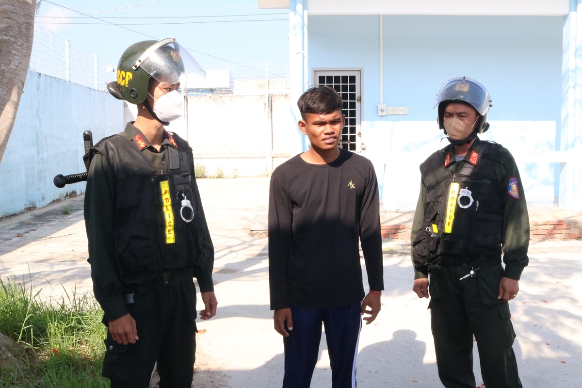 Cơ quan Cảnh sát điều tra Công an huyện Châu Thành (Trà Vinh) thi hành lệnh bắt giam Thạch Sô Long Ka