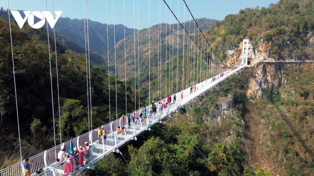 Pha Luong peak, heart-shaped green tea hill, and Bach Long bridge are among the standout attractions in Moc Chau.