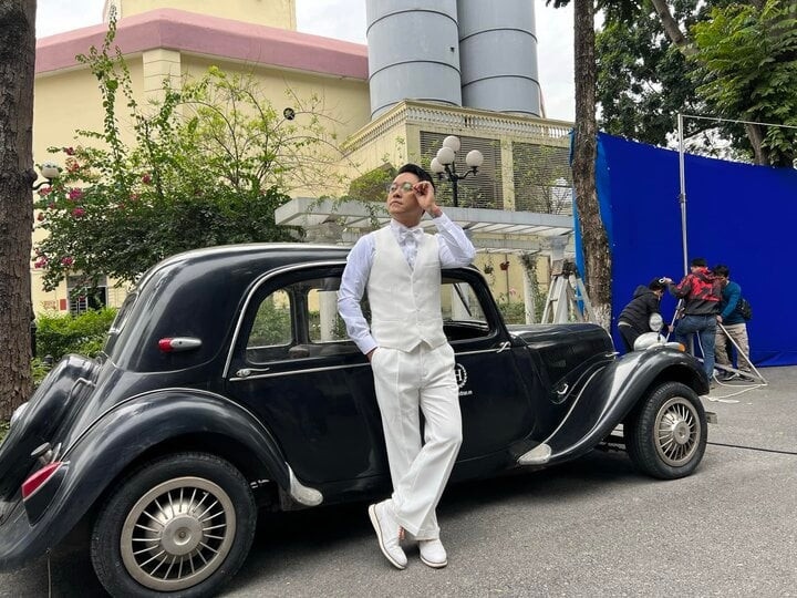 Sau khi bao nguyên phòng chiếu phim để cùng gia đình, người thân, bạn bè xem trọn vẹn"Đào, phở và piano", Tuấn Hưng thừa nhận diễn xuất của mình "còn non và xanh". Anh chia sẻ: "Nội dung phim thì tự mỗi người cảm nhận, diễn viên đóng thế nào cũng là quan điểm đánh giá của mỗi người. Thế nhưng tôi phát hiện ra một điều là tôi lên phim ngô nghê lắm, còn non và xanh lắm. Công nhận anh Trần Lực, anh Anh Tuấn, anh Trung Hiếu, đặc biệt là Doãn Quốc Đam và Linh diễn xuất sắc thật". Tuấn Hưng cũng tiết lộ, bộ phim đã đem đến nhiều cảm xúc cho anh và những người thân. (Nguồn: VTC News)