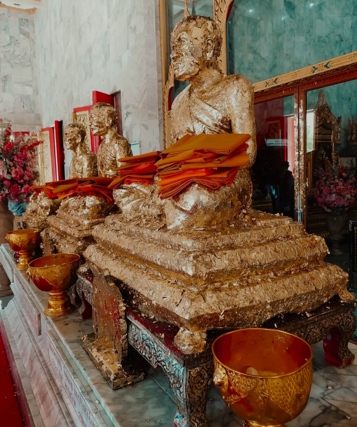Tượng dát vàng các vị tăng sĩ Luang Pho Chem, Luang Pho Choang và các vị trụ trì khác trong gian điện chính của chùa Wat Chalong.