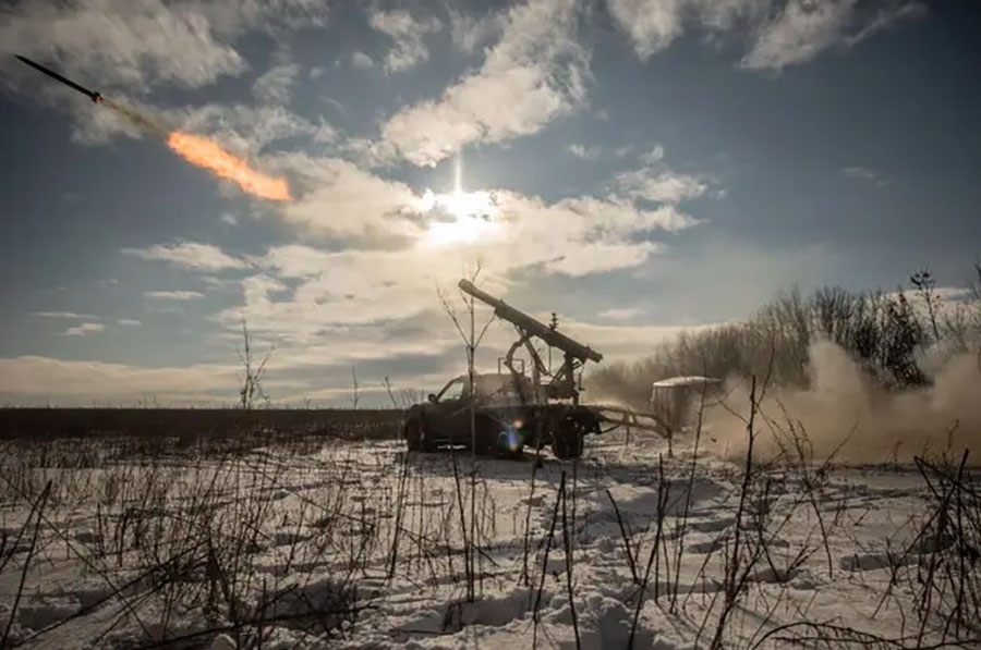 Binh lính Ukraine khai hỏa nhắm vào các vị trí của Nga ở Donetsk vào tháng 1/2024. Ảnh: Getty