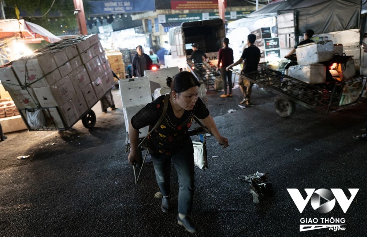 Nửa đêm trời chuyển lạnh nhưng với công việc rất nặng nhọc, họ cũng chỉ mặc một chiếc áo mỏng nhưng mồ hôi vẫn chảy ròng ròng trên khuôn mặt mỗi người