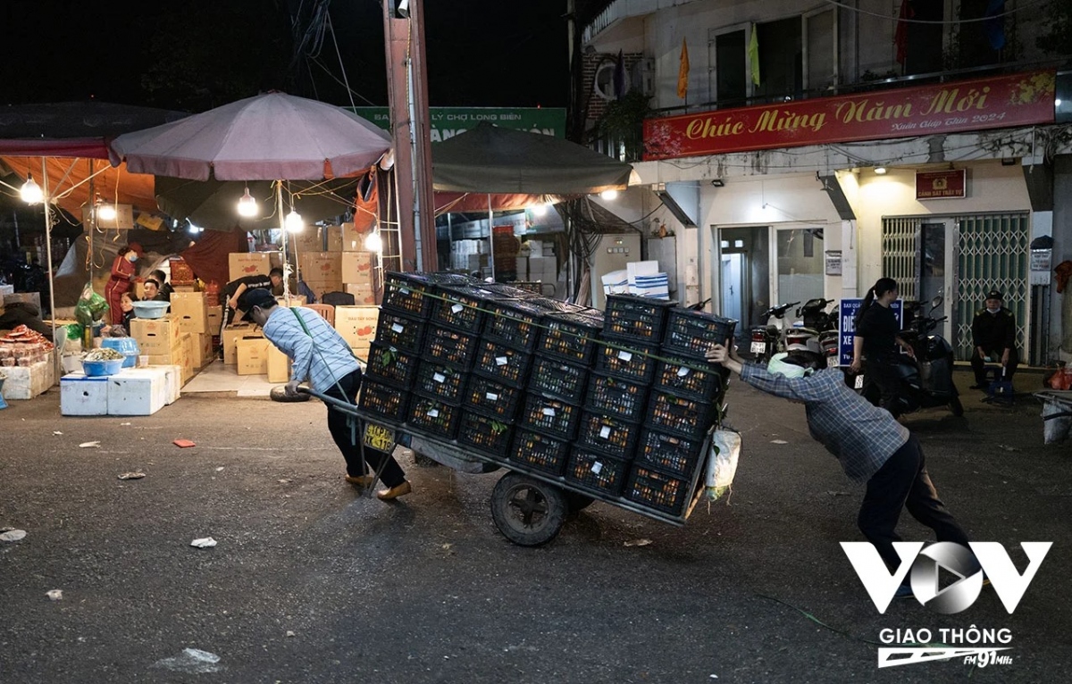 Thời điểm nửa đêm hàng tập kết về cũng là lúc vất vả nhất của những người làm nghề bốc dỡ hàng thuê. Họ phải làm việc liên tục trong nhiều giờ từ nửa đêm tới sáng...