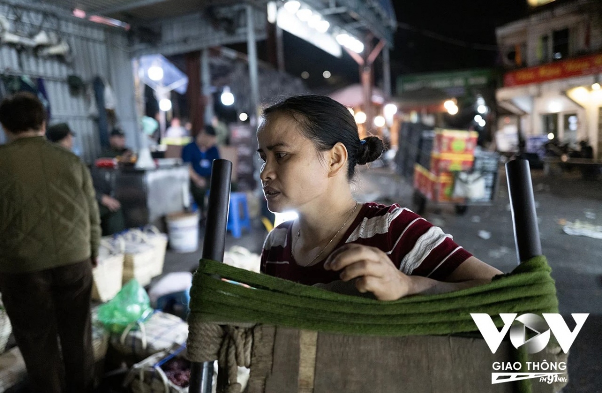 Đôi bàn tay to hơn bình thường của một người phụ nữ làm nghề chở hàng thuê