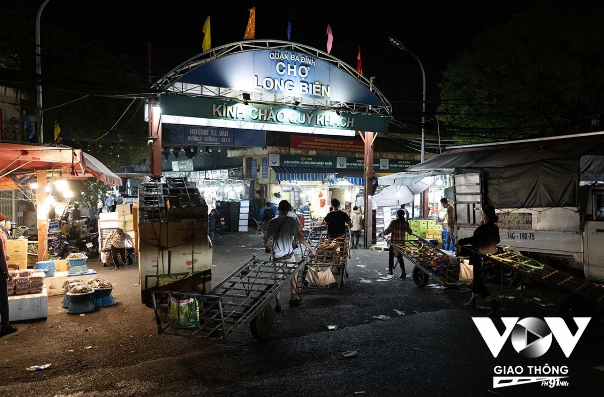 Cảnh nhộn nhịp nhất của khu chợ này, không chỉ là hoạt động mua bán, mà thuộc về những người làm nghề vận chuyển hàng thuê trong chợ...