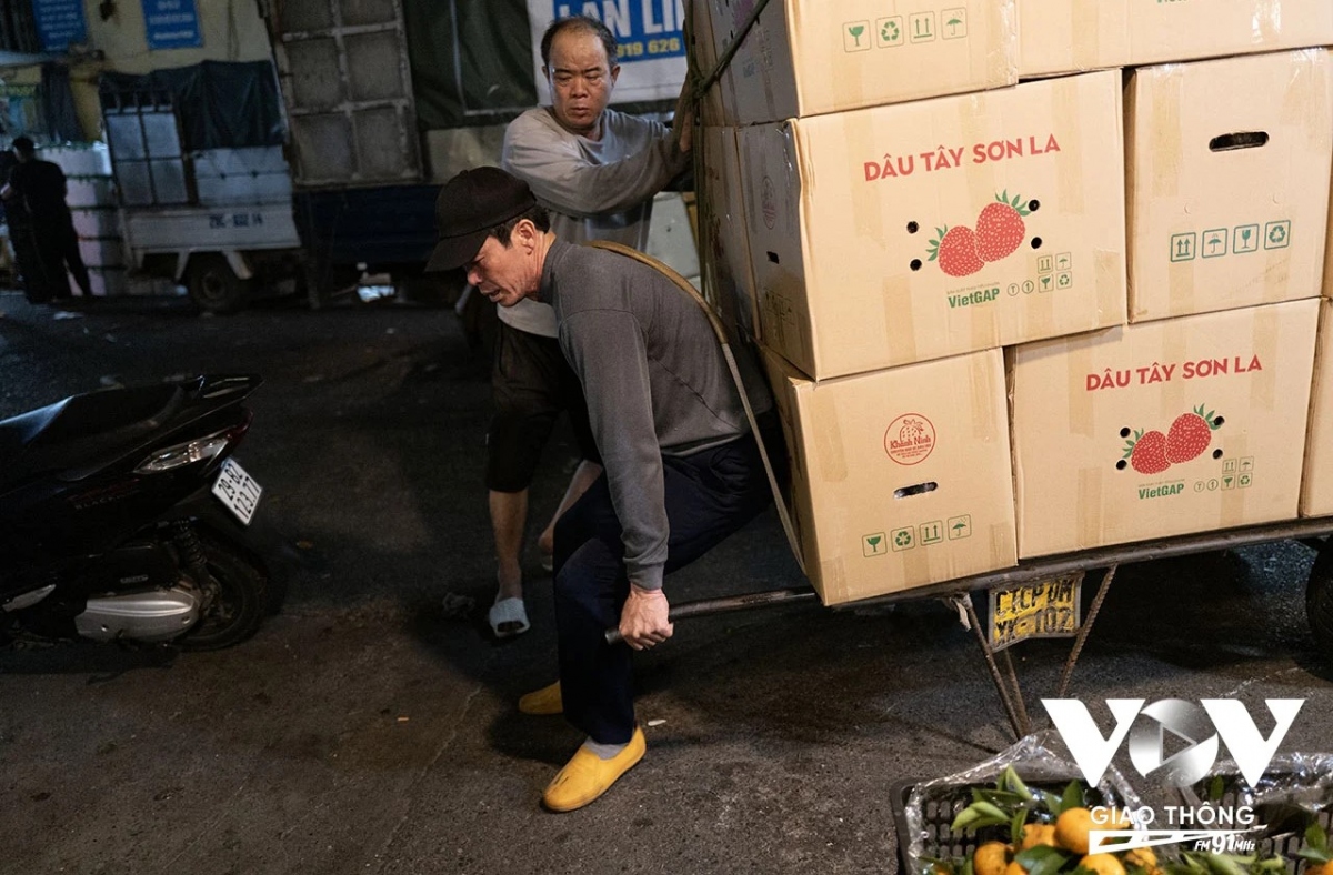 Khi xuống dốc, nếu không cẩn thận và có người trợ giúp, cả tấn hàng sẽ đè vào người. Rõ ràng đây không chỉ là một công việc nặng nhọc mà còn tiềm ẩn nhiều nguy hiểm đối với họ