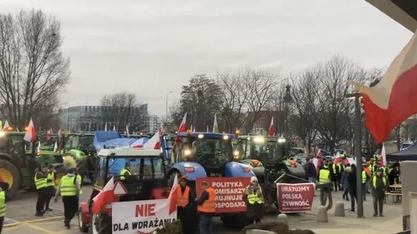Nông dân Ba Lan biểu tình trước tòa nhà Ủy ban Châu Âu ở Worclaw. Ảnh: Ria Novosti