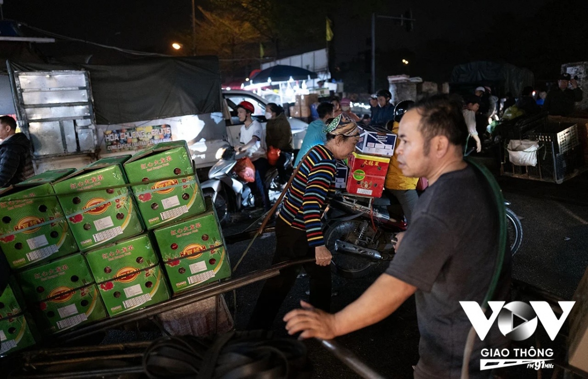 Theo quy định, xe tải không được phép hoạt động trong nội đô vào ban ngày, nên đến gần sáng, là công việc này phải xong. Lúc này, chợ Long Biên sẽ hầu như chỉ có hoạt động buôn bán của các chủ hàng, việc vận chuyển sẽ "nhường" lại cho những người chở hàng bằng xe máy, xe ba gác...