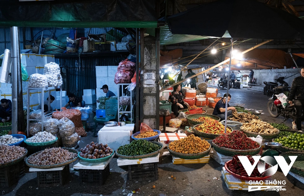 Chợ đầu mối Long Biên chủ yếu kinh doanh các mặt hàng về hoa quả, nguyên liệu gia vị