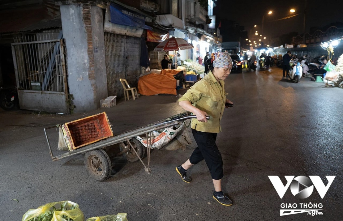 Những người chở hàng thuê thường là phụ nữ, một đêm có thể họ phải kéo hàng chục tấn hàng