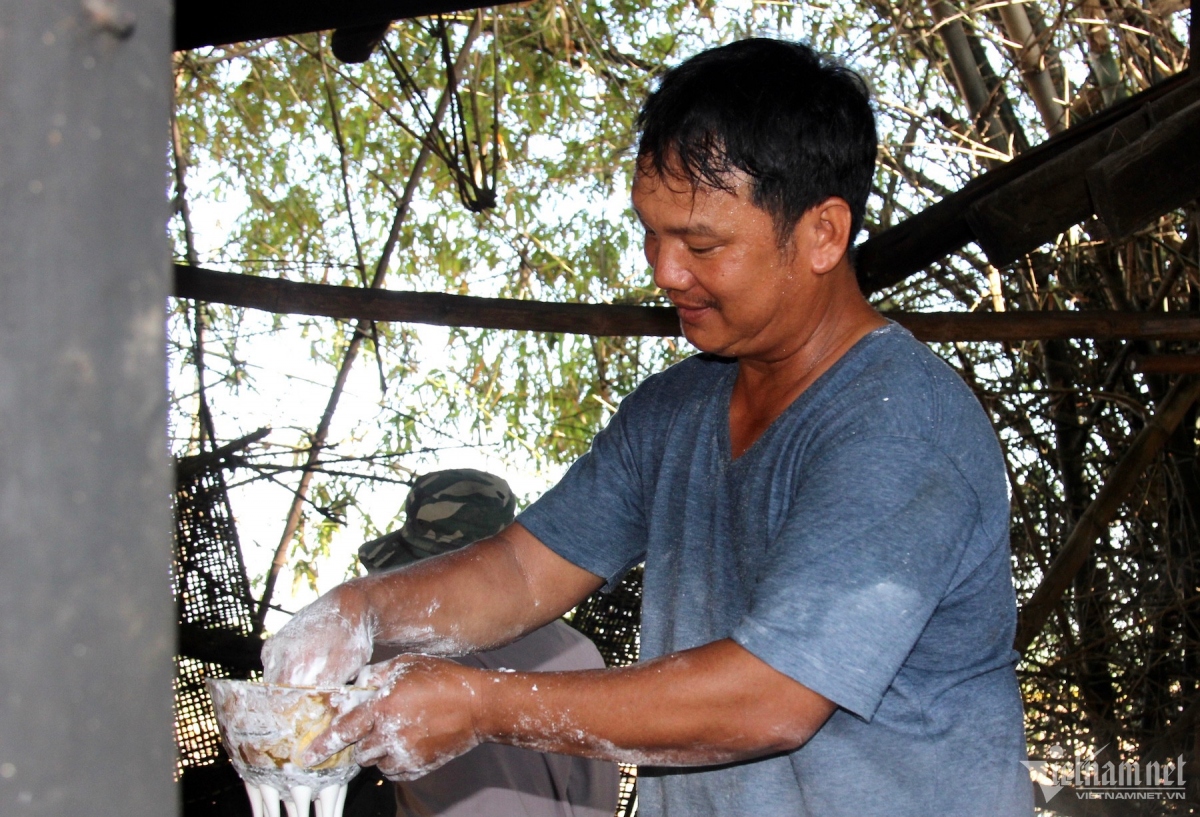 According to Nguyen Anh Chung, owner of a local noodle workshop, the village was a traditional craft handed down from generation to generation.
