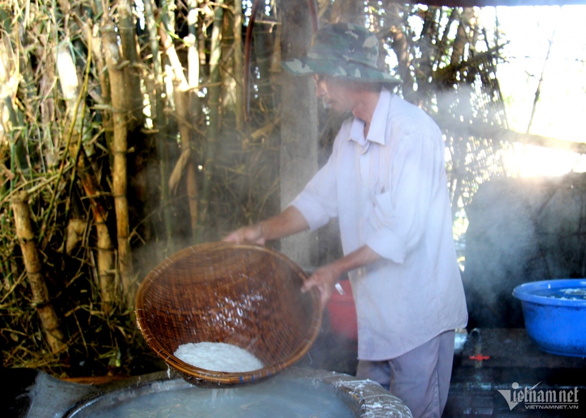 The vermicelli will then change from dark to clear.