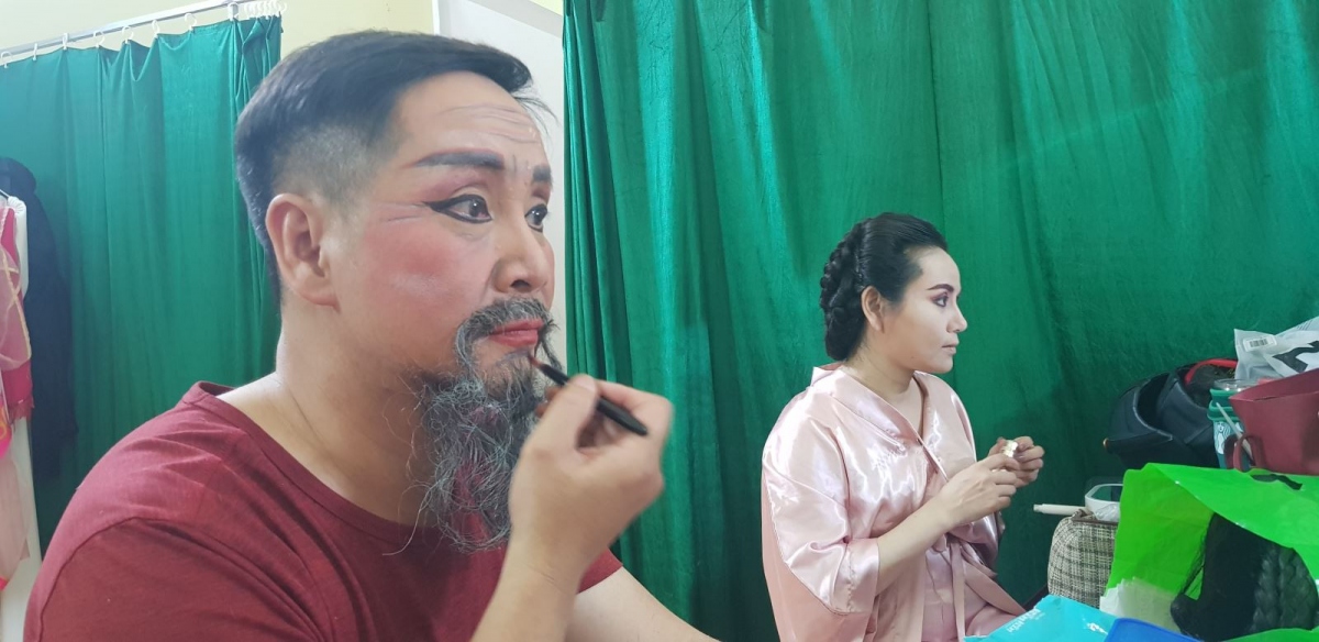 Việc nghệ sĩ tự hóa trang có những lợi ích nhất định.