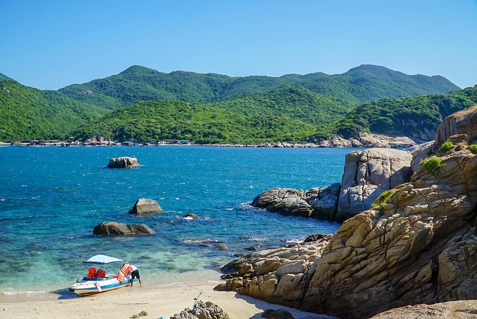 Travelling to Vinh Hy Bay in Ninh Thuan province is an unforgettable memory for visitors during Tet as they can experience boarding on glass-bottomed boats to see the brilliant coral reefs under the ocean. In addition, they can also explore the beauty of vineyards and learn how to grow grapes and make either grape wine or jam.