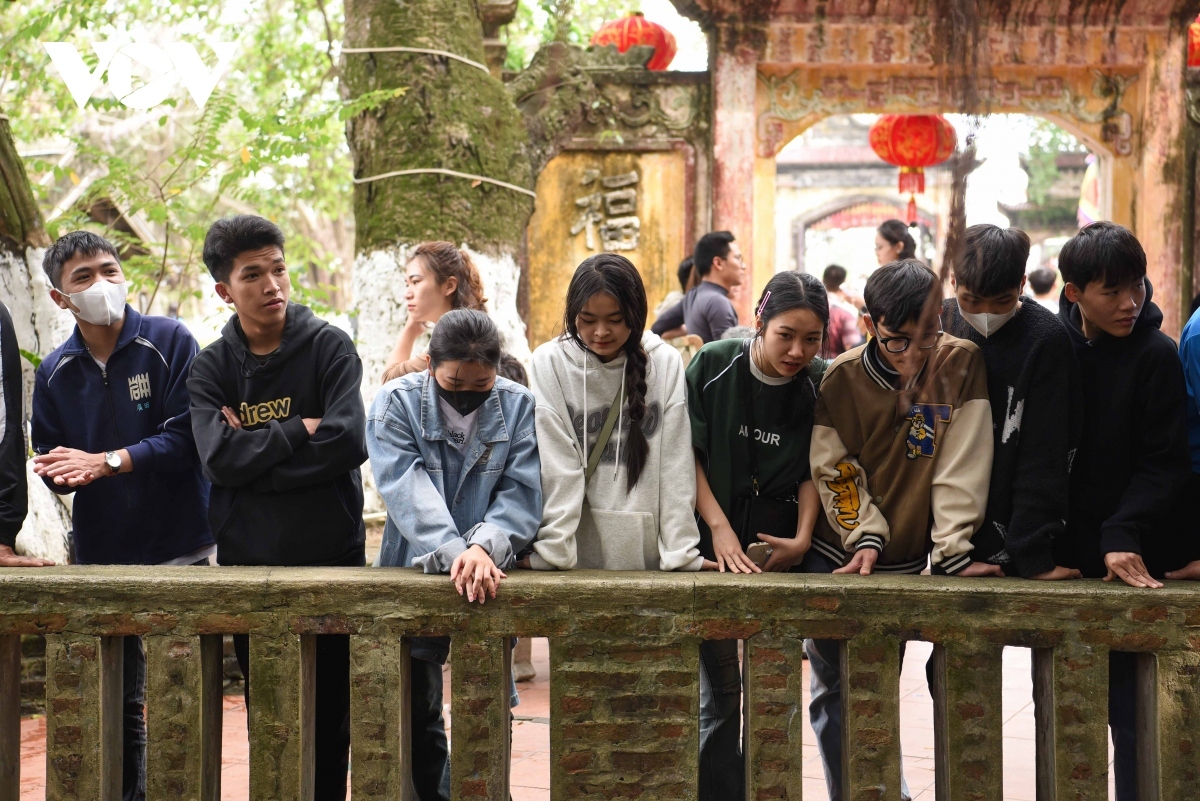 In the middle of the courtyard of Cung Temple is Ngoc (Jade) Well. Visitors frequently get water from the well to drink on hot days after visiting and entering the temple to make their offerings.